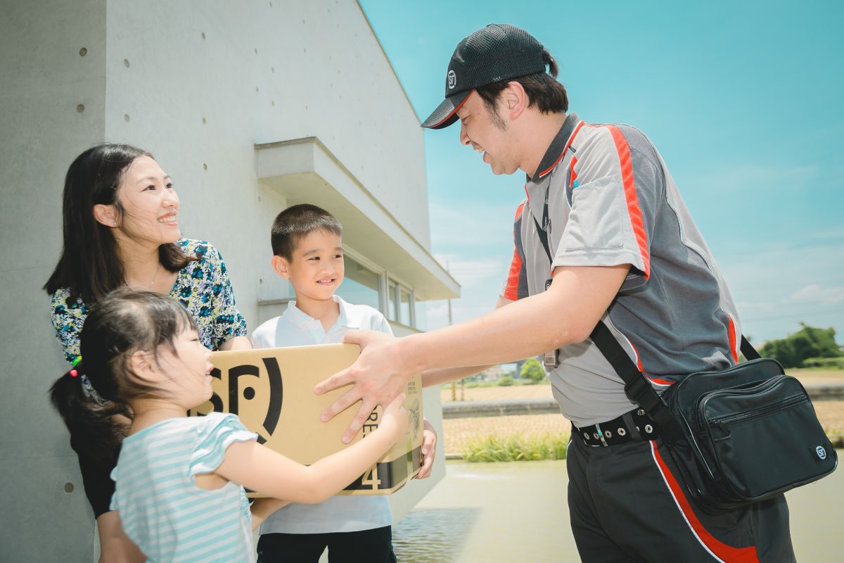 ▲為歡慶台灣順豐-台灣宅配正式於萊爾富上線，自7／3起至7／9前推出「萊寄順豐免運費」體驗活動，限量5,000件，快「萊」寄件享好康！（圖／公關照片）