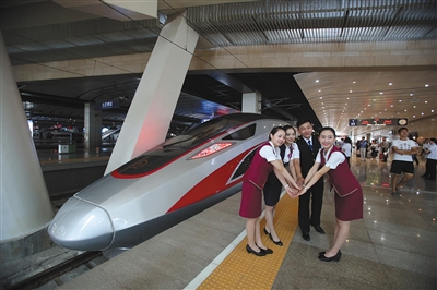 「復興號」昨日首發，乘務人員在站台合影留念。