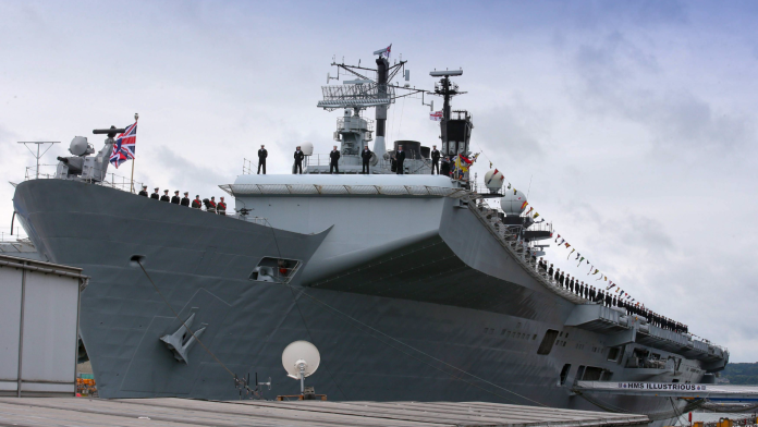 ▲英國最大最新的航空母艦伊麗莎白女王號，在當地時間26日於蘇格蘭啟程首度展開海上試航。（圖／達志影像／美聯社）