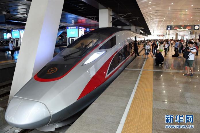 6月26日，在北京南站，「復興號」G123次列車等候出發。