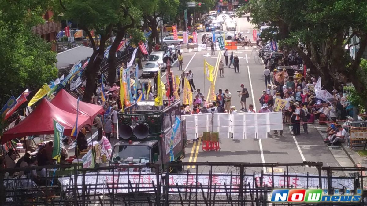 ▲立法院旁青島東路26日仍聚集許多抗議年金改革的民眾。（圖／記者張雄風攝,2017.6.26）
