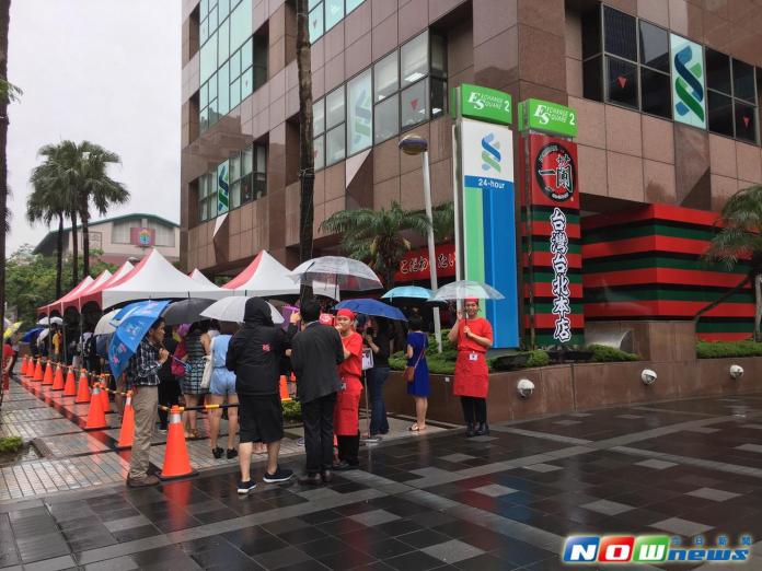 ▲台灣一蘭拉麵今天開幕，超過 300 人冒雨排隊品嚐。（圖／記者陳致宇攝）