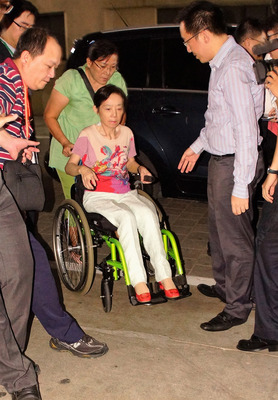 保外就醫的前總統陳水扁偕妻吳淑珍（前中）30日赴高雄文化中心參加醫師歌謠作家鄭智仁籌辦的慈善音樂會。中央社記者程啟峰高雄攝　 105年10月30日