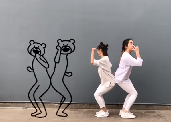 ▲越南正妹超搞笑，模仿這款貼圖神到位。（圖／翻攝自YouTube）