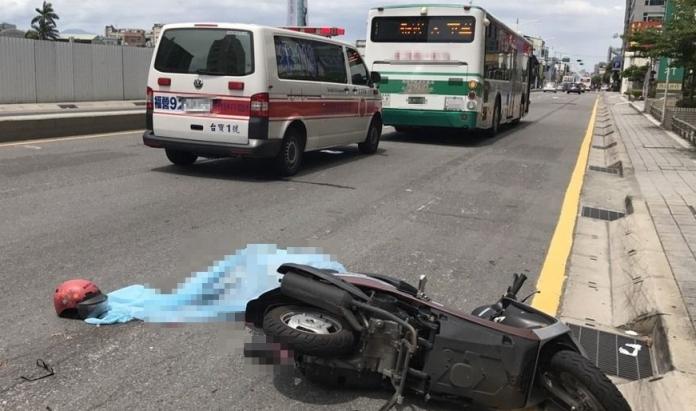 ▲新北市新莊區今日發生機車與公車擦撞的死亡車禍。（圖／社會中心翻攝）