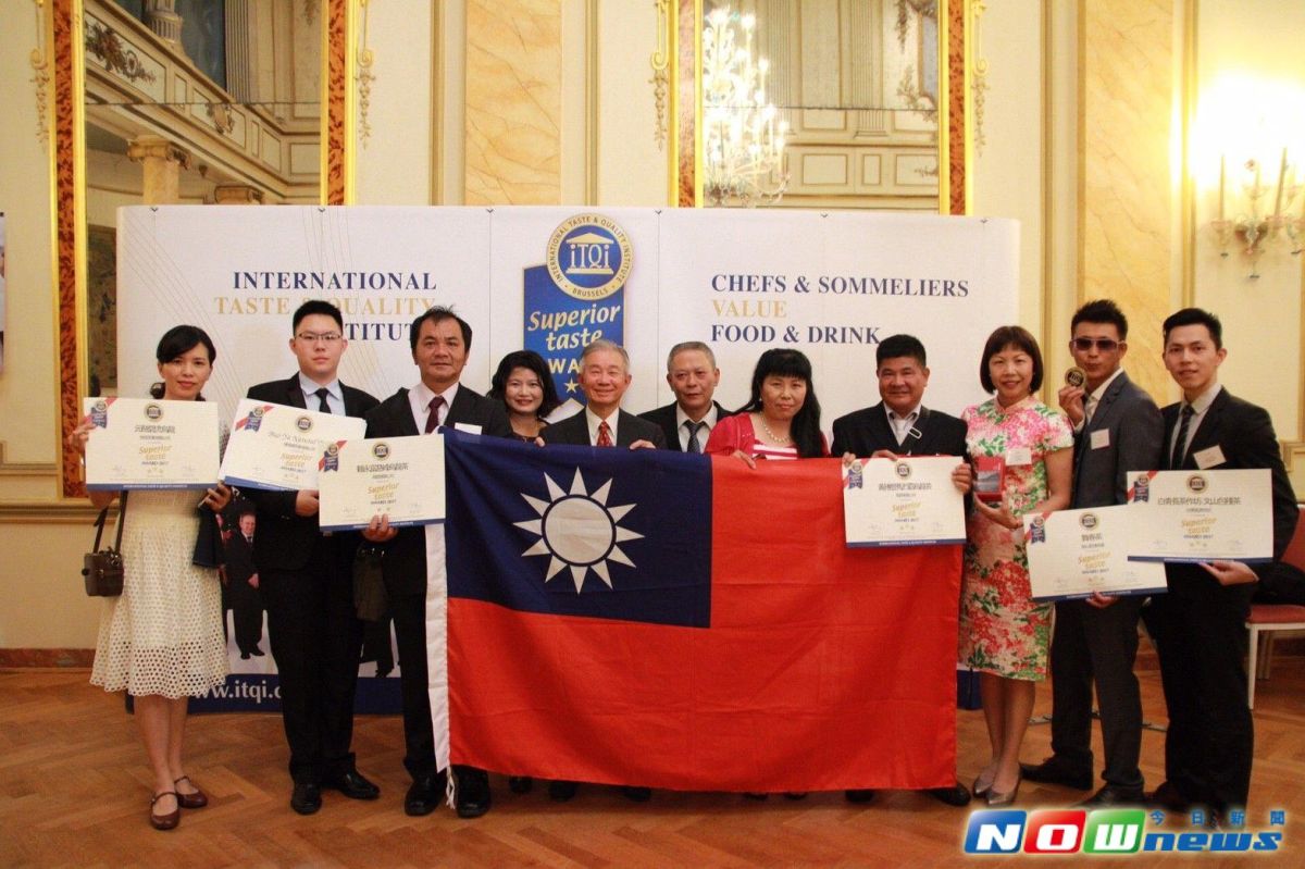 ▲茶路率領茶農團隊，包括白狗大山茶農張三我、阿里山茶農伍家田、馬烈霸茶農黃勝豐、北翠巒茶農邱唐杏、慈峰茶農賴永富，一口氣摘下13顆星，再度讓國旗揚威歐洲。（圖／記者林忠勳攝，2017.6.24）