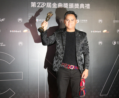 第28屆金曲獎頒獎典禮24日在台北小巨蛋舉行，最佳原住民語歌手獎由桑布伊（圖）獲得。中央社記者張新偉攝　106年6月24日