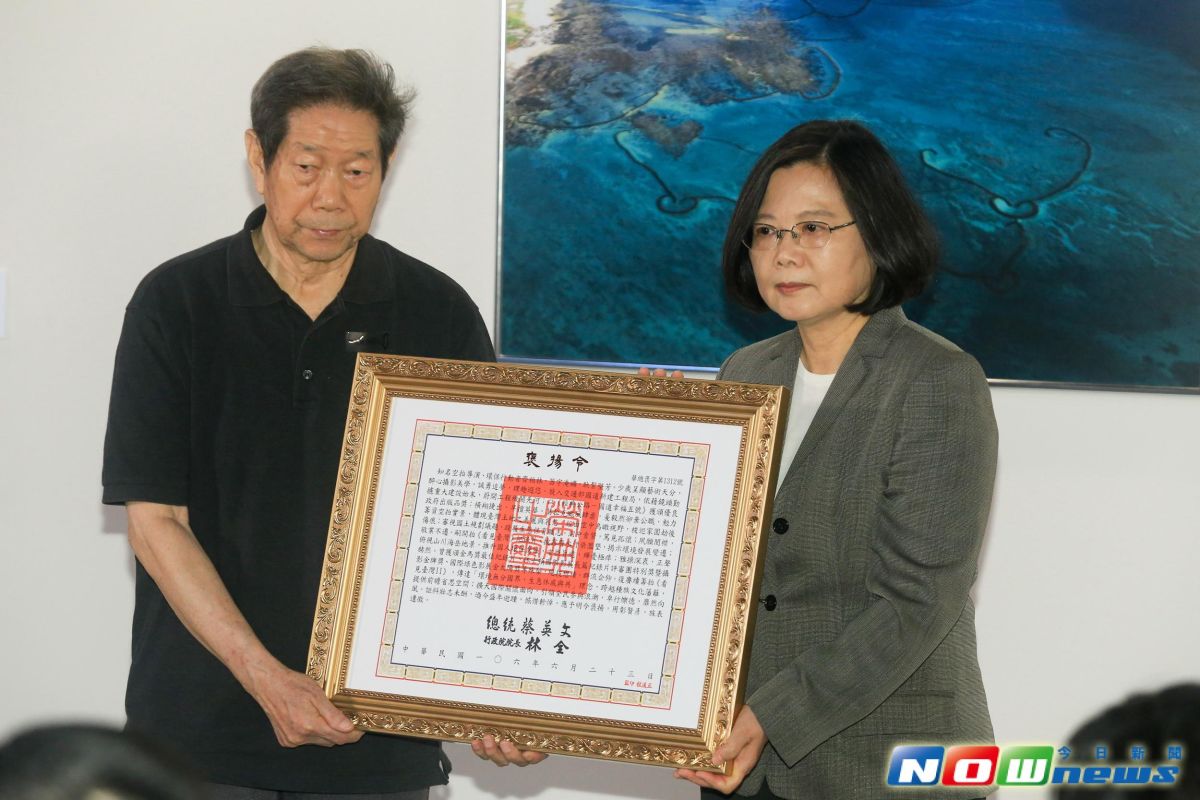 ▲蔡英文總統（右）頒發褒揚令給已逝的齊柏林導演，由他父親齊維新受領獎章。（圖╱記者葉政勳攝，2017.06.24）
