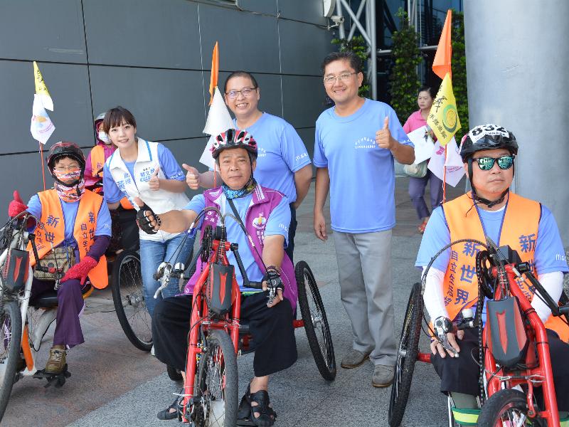 圖說：郭文居議員團隊至現場關心鼓勵身障朋友們。（圖／記者郭政隆攝影2017.6.23）