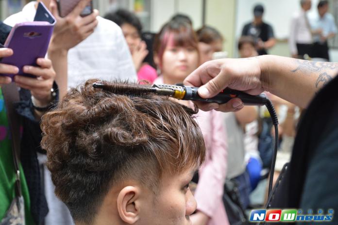 ▲戈式手棒燙在手，髮型很快搞定。（圖／記者郭春輝攝，2017.06.23）