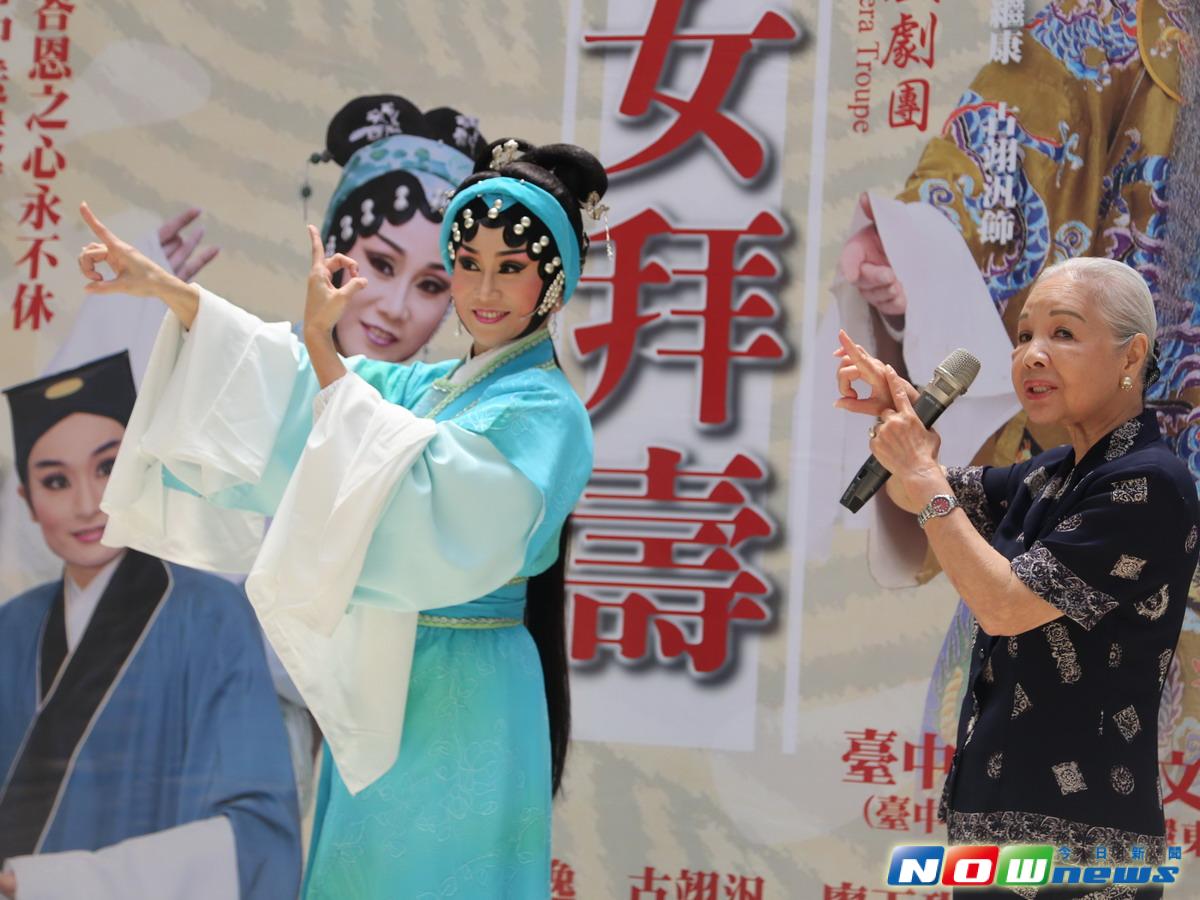 ▲女主角張孟逸演出精采片段「風雪尋親」，傳承國寶藝師廖瓊枝（右）的苦旦劇藝精髓及歌仔戲風華。（圖／記者黃玿琮攝2017.6.23）