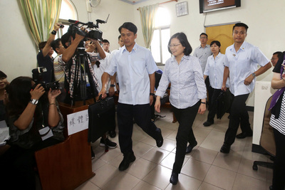 總統蔡英文（前右）23日前往位於桃園市復興區高義、C級巷弄長照站的比亞外教會視察，了解長照政策執行情況。中央社記者吳翊寧攝　106年6月23日