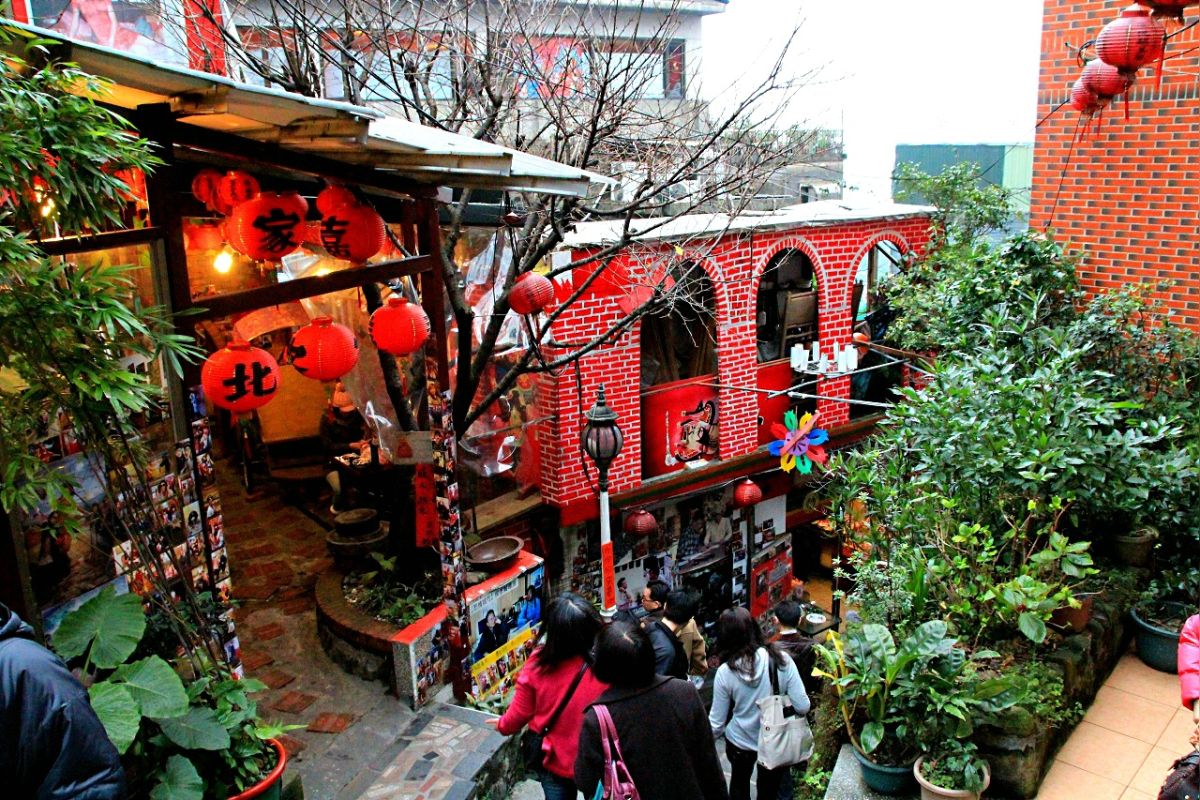 ▲因電影「悲情城市」一片於九份取景，九份的獨特舊式建築以及風情，透過此片而吸引世界的注目，也為此地區帶來生機，成為一個受歡迎的觀光景點。（圖／公關照片）