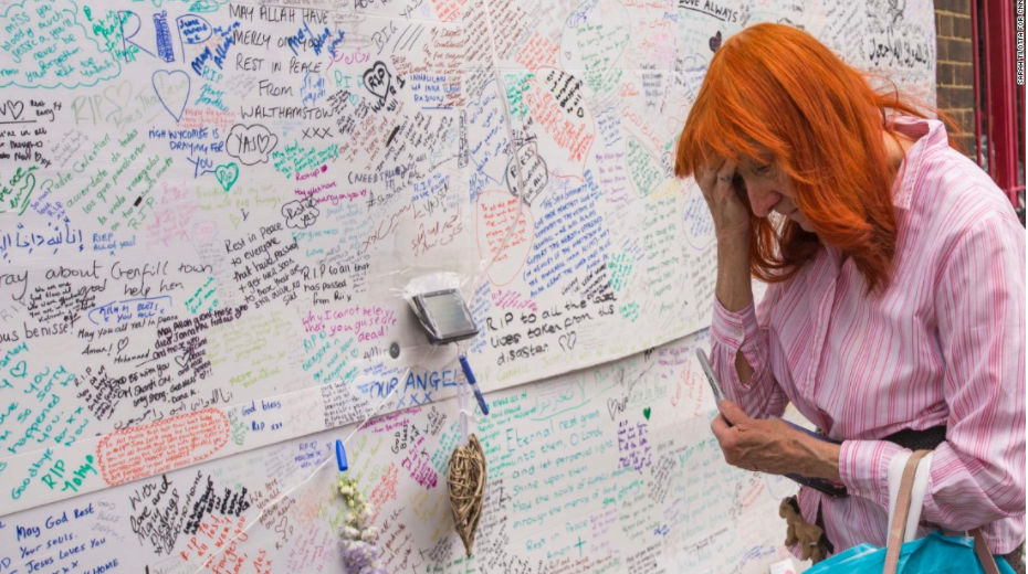 ▲事發社區貼滿民眾不捨的的紙條。（圖／翻攝自CNN）