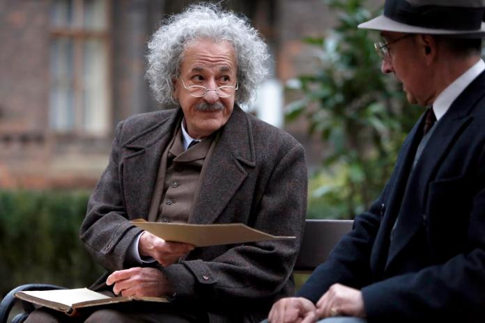 ▲《世紀天才》最終章，傑佛瑞洛許飾演晚年愛因斯坦。（圖／國家地理頻道提供，2017.06.23）