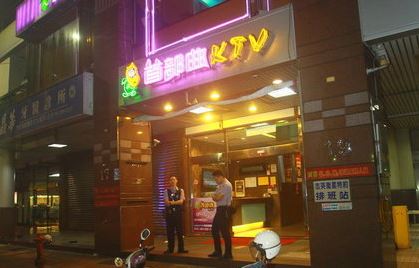 ▲新北市新莊區首部曲KTV23日凌晨傳出鬥毆互砍案件，造成4名男子遭砍傷，警方已將砍人一方移送法辦。（圖／社會中心翻攝）