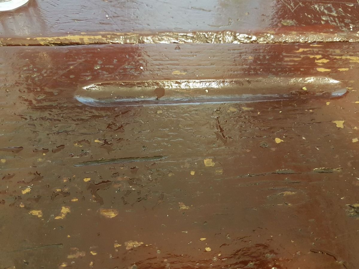 ▲課桌凹槽的作用？網友分享奇特用途。（圖／翻攝自爆廢公社）