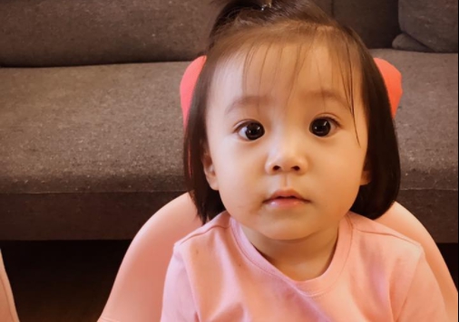 ▲咘咘嘴角還留有巧克力漬，讓修杰楷偷讓女兒吃冰淇淋的事情曝光。（圖／翻攝自臉書，2017.06.23）