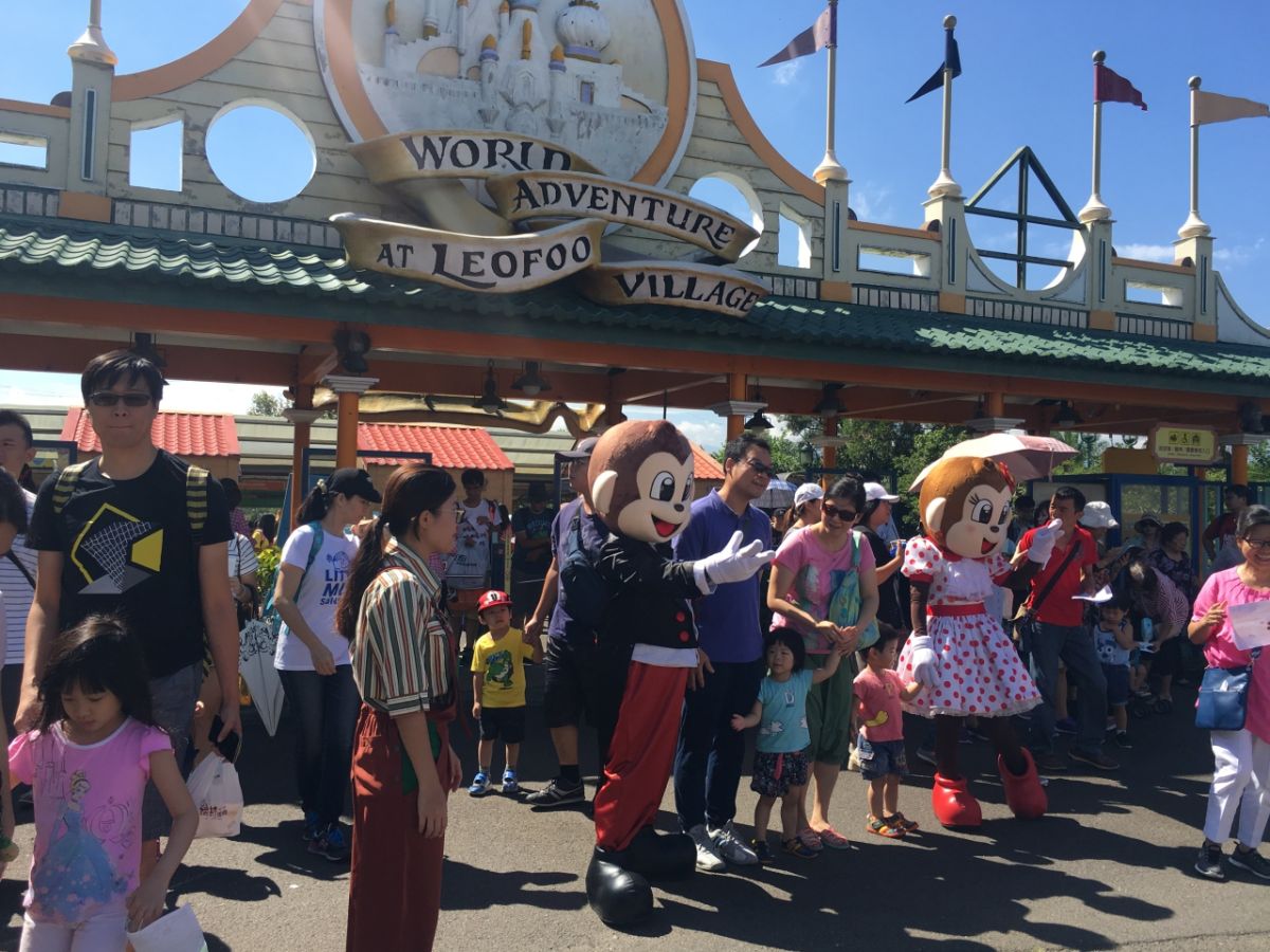 ▲六福今（ 22 ）日在六福村召開股東會，吸引近 5700 人持股單入園，讓六福村園區如同連續假期般熱鬧。（圖／六福提供）