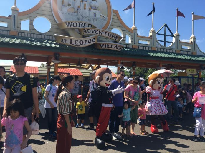 ▲六福今（ 22 ）日在六福村召開股東會，吸引近 5700 人持股單入園，讓六福村園區如同連續假期般熱鬧。（圖／六福提供）