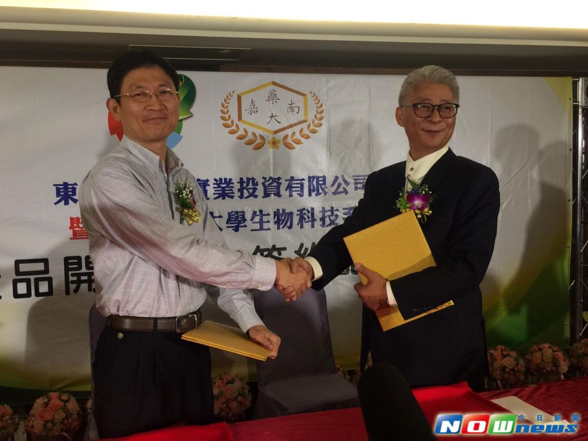 ▲牛樟芝精華液的同步液態發酵萃取生產技術重大突破，解決了量產的問題，同時在牛樟芝精華液的功效上，增加了創新的應用。（圖／記者陳維鈞攝，2017.06.22）