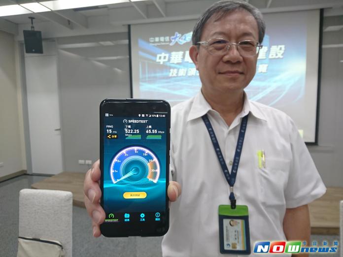 ▲中華電信行動通訊分公司總經理涂元光，現場測試4CA高速下載。（圖／記者陳敬哲攝,2017.6.22）