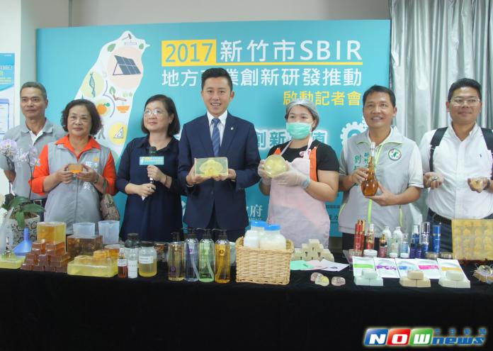 ▲竹市府輔導天語生技創新研發抗老化物質，林智堅肯定。(圖／記者陳志偉攝，2017.06.21）
