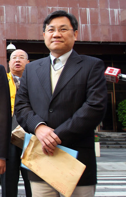 名嘴陳立宏（前）2年前罹患腦瘤，21日不幸傳出死訊。台北榮總受訪時證實，陳立宏日前因腦瘤住院，21日下午12時52分辭世，但涉及患者個人隱私，詳細病情不便透露。（檔案照片）中央社　106年6月21日