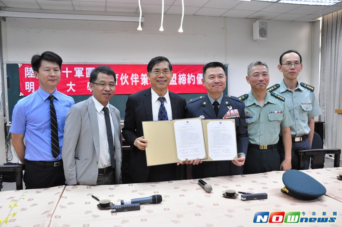 ▲明道大學校長郭秋勳與陸軍第十軍團政戰主任文天佑進行策略聯盟締約，雙方將合作開設營區在職專班，讓國軍文武兼備。（圖／記者陳雅芳攝，2017.6.21）