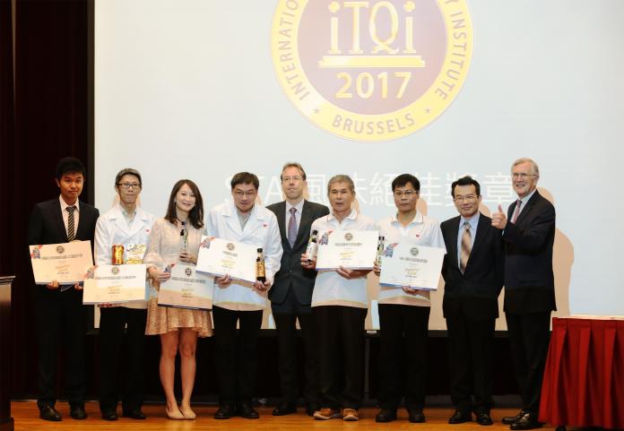 ▲獲獎團隊與iTQi協會行銷副總裁JeanPierre Goeseels\\(右一\\)及比利時台北辦事處處長范睿可\\(中\\)合影。（圖／公關照片）