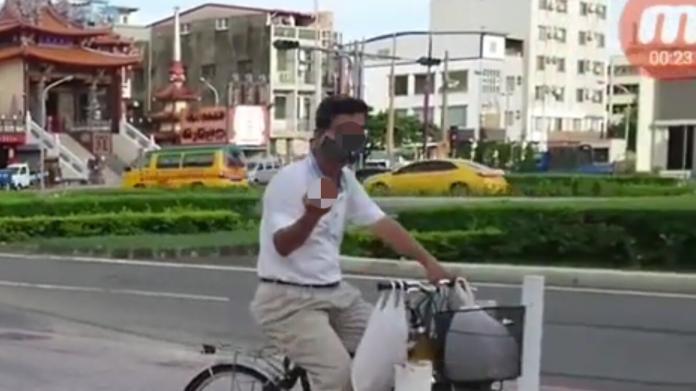 ▲單車阿伯比出中指手勢。（圖／民眾提供，2017.6.21）