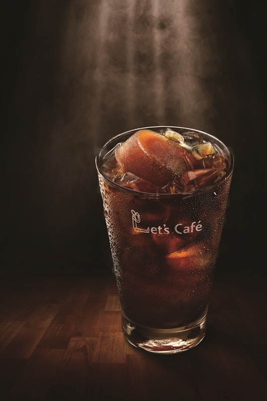 ▲全家美式咖啡經典再升級，即日起推出首創的濃厚系冰磚咖啡，鎖住完整咖啡風味，從第一口到最後一口都不變淡。（圖／全家提供）