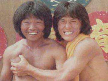 ▲成龍（右）以前長髮飄逸，很保護自己頭髮，還都自己吹呢。左為王耀。（圖╱王耀提供，2017.06.22）