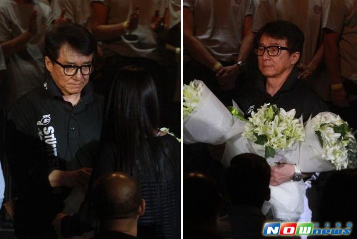 ▲成龍向過世的成家班成員家屬獻花致意，眼淚止不住。（圖╱記者翁新涵攝，2017.06.21）