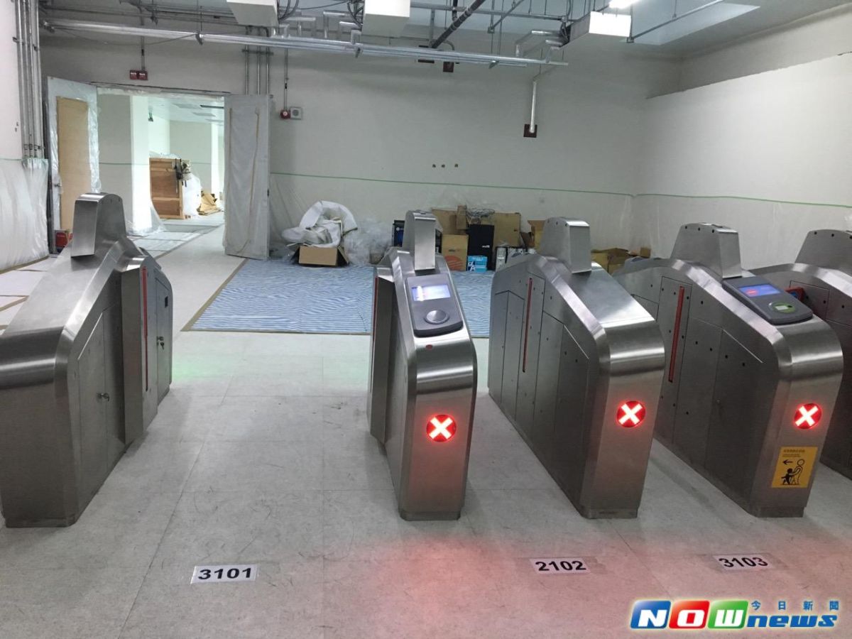 ▲台中捷運公司指出，自動閘門有一般閘門和無障礙閘門2種型式，供一般旅客使用及提供行動不便等無障礙閘門。（圖／市政府提供2017.6.20）