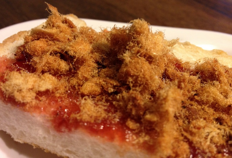 ▲噁心美味創意吃法，網友紛紛推薦草莓肉鬆蛋土司。（圖／翻攝自網路）