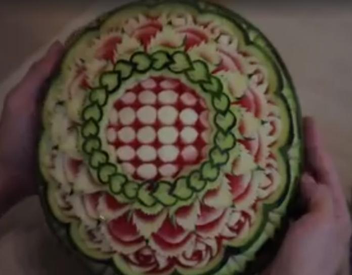 ▲網友PO出一段雕刻西瓜影片，其他網友看了直呼好厲害。（圖／翻攝自臉書「爆廢公社三館」）