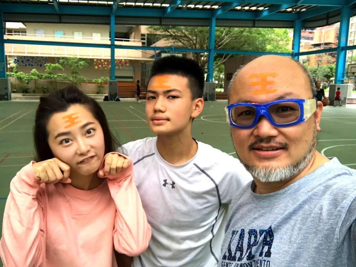 ▲趙小僑（左一）現在與劉亮佐（右一）、繼子劉子銓感情融洽。（圖／翻攝自網路）