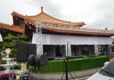 藝人豬哥亮告別式20日舉行，禮廳設在新北市殯儀館，19日下午開始閉門布置，不對外界曝光。圖為景福廳外目前只有白色布幔圍起。（民眾提供）中央社記者黃旭昇新北市傳真　106年6月19日