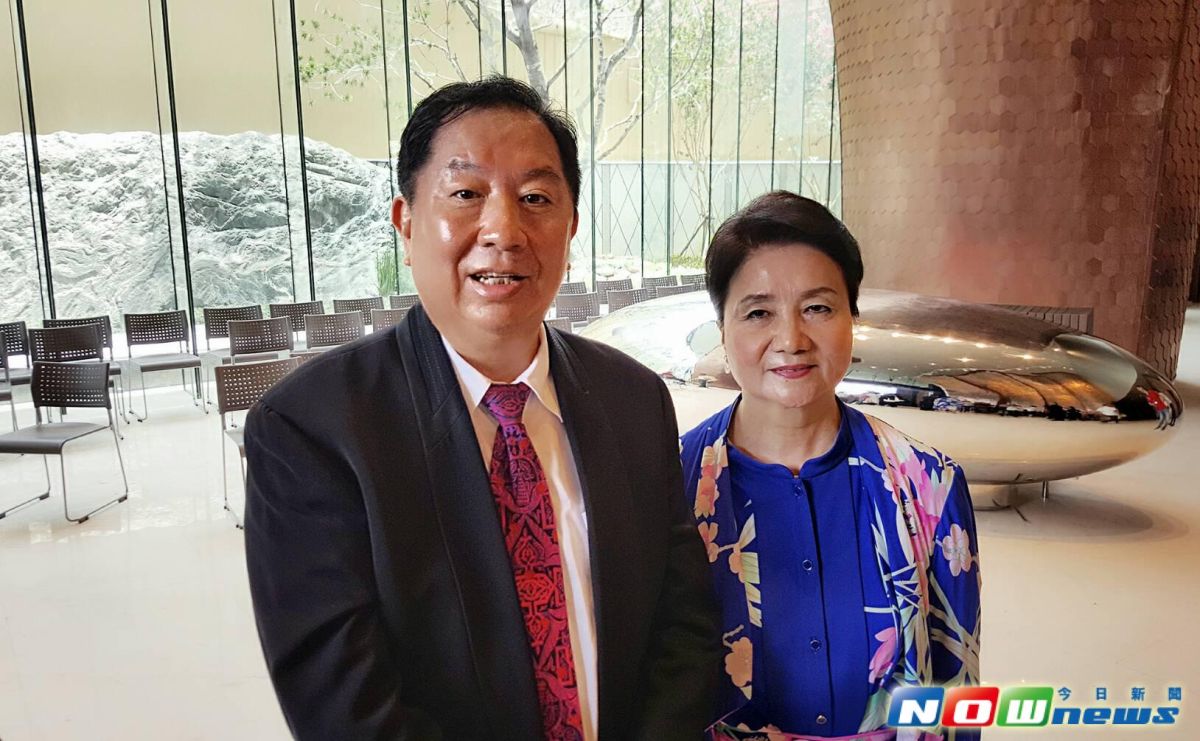 ▲董事長蔡天贊（左）表示，H2O 水京棧酒店也已落成試營運，目前不管是餐 廳還是客房業績都相當穩定，這棟在北高雄成為話題的地標也預計於近期內正式開幕。（圖／記者陳佩琪攝，2017.06.19）