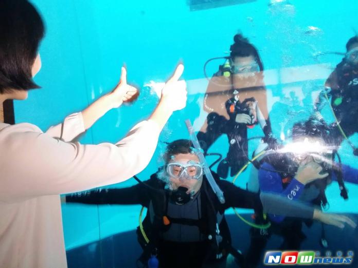▲台中市副市長林依瑩對著深水潛泳的身障者豎起大姆指，讚稱超級棒。（圖／記者金武鳳攝2017.6.19）