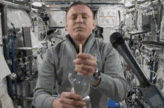 生活在國際空間站上的宇航員Jack Fischer，解答如何在太空中喝咖啡。