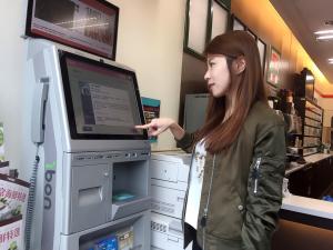 ▲民眾透過7-11 ibon機台列印，卻因為印出來的材質不符合規定，只能被退件、重新辦理。（圖／7-ELEVEN提供）