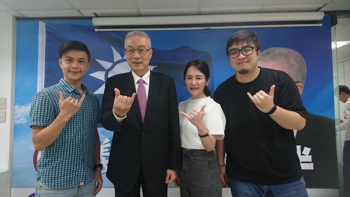 ▲前副總統吳敦義的粉專小編陳廷昌（右1），與其他兩位小編在短短的三個多月的時間，就締造出聚集超過12萬名粉絲的紀錄。（圖／陳廷昌提供）