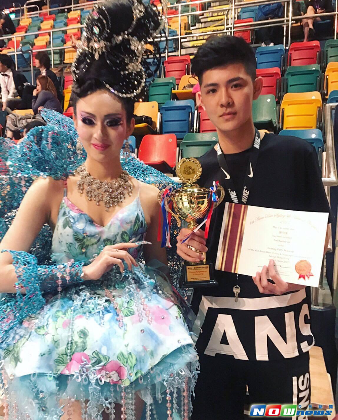 ▲高二學生謝明霈\\(右\\)完美設計晚宴整體造型，榮獲亞洲髮型美妝大賽第三名。（圖／謝明霈提供，2017.6.18）