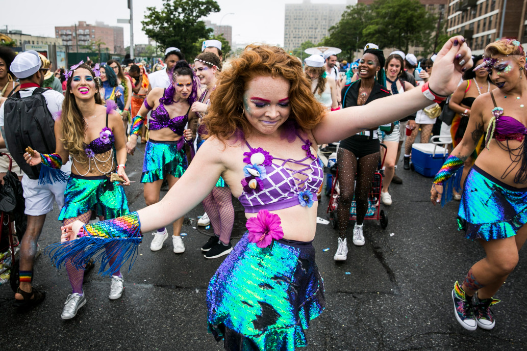 ▲紐約當地時間18日，康尼島舉辦盛大的美人魚大遊行！（圖／翻攝自紐約郵報）