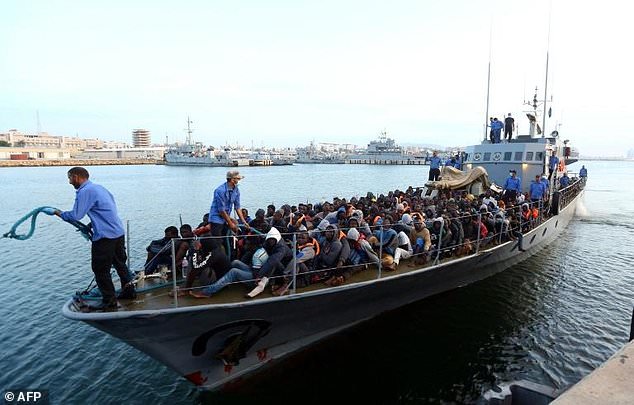 ▲從今年初開始，約有7.7萬多移民和難民通過地中海抵達歐洲。（圖／翻攝自每日郵報）