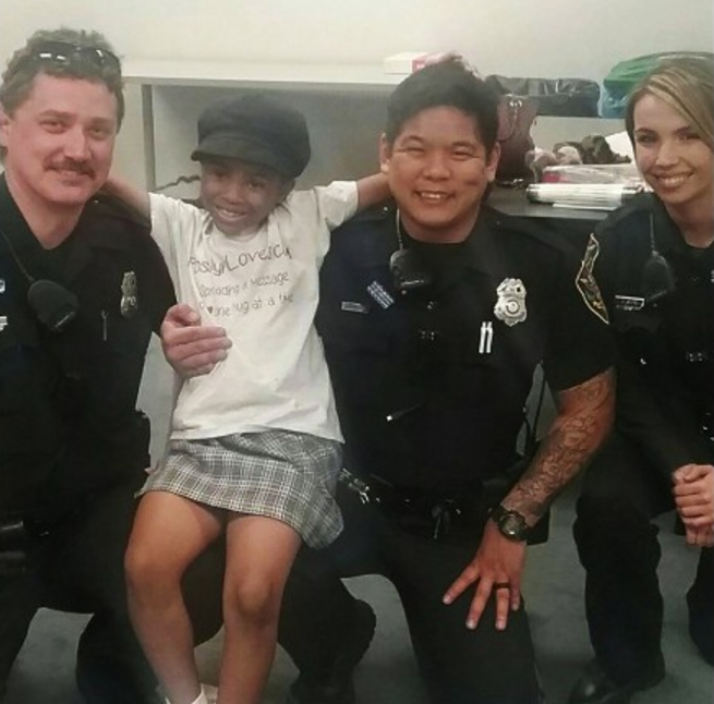 ▲7歲的羅莎琳與弗吉尼亞州的警員。（圖／翻攝自CNN）