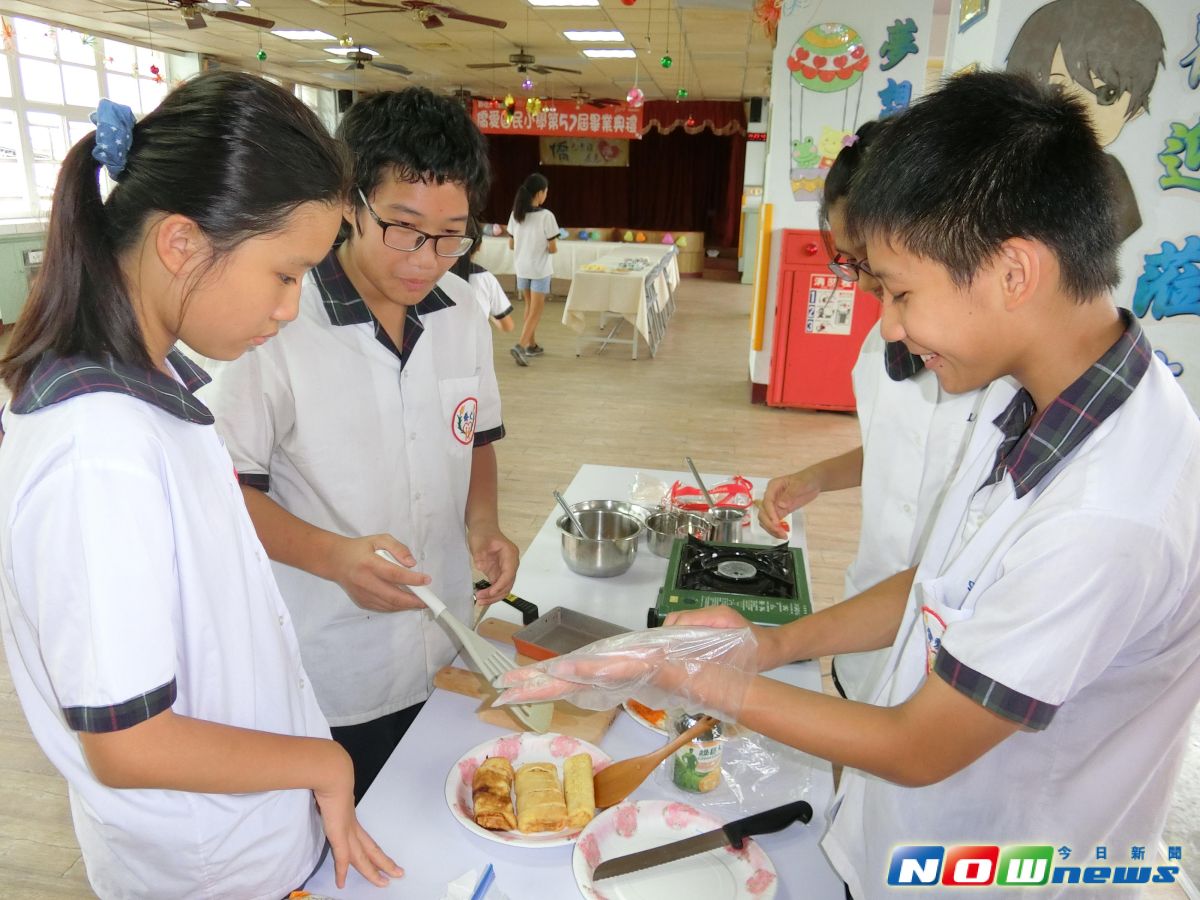 ▲花壇鄉僑愛國小辦理「愛、感恩、謝師茶會」活動，15名畢業生親手做鬆餅、玉子燒等茶點，一一獻給師長們表達感謝之情。（圖／記者陳雅芳攝，2017.6.16）