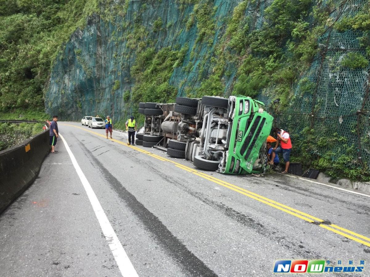 ▲蘇花公路大貨車翻覆現場。（圖／記者李清貴翻攝,2017.6.16）